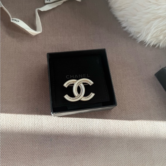 CHANEL CC Brooch / Pin – Champagne Gold with Crystals - Picture 9 of 10